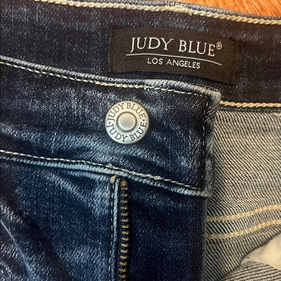 Judy Blue Distressed Shorts
Size Medium - Picture 3 of 7